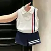 Ropa infantil coreana 2026 verano nuevo estilo chaleco de punto fino con cuello polo blanco conjunto de shorts azul marino para niños