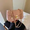 Bolso de Mujer Exquisito y de Alta Gama 2026 Nueva Moda Bolso de Cadena Acolchado Versátil para el Trabajo en Bicicleta Bolso Cuadrado Pequeño de Hombro Cruzado