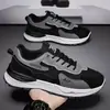 Nuevos zapatos de verano para hombre, zapatos de malla transpirable, zapatillas gruesas de moda versátiles, zapatillas casuales tipo 'dad shoes' para correr
