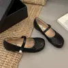 Zapatos Mary Jane de estilo francés con aumento de altura interior para mujer, nuevo modelo otoño 2026, estampado de diamantes negros, corte bajo, elegantes zapatos de vestir