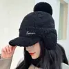 Chapéu de Inverno de Pelúcia Quente com Bico de Pato Fofo para Mulheres com Forro de Fleece Proteção para Orelhas à Prova de Frio Pulôver Versátil com PomPom de Pelo Chapéu de Tricô Tendência