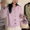 Estilo Coreano Primavera y Otoño Nuevo Estilo Estilo Suave Hebilla de Lazo Estéreo Suéter Suave y Sedoso para Mujer Dulce Reductor de Edad Cárdigan de Punto