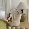 Bolsa Balde Cesta da Moda para Mulheres 2025 Outono Nova Bolsa de Ombro de Alto Valor Bolsa Transversal Niche de Cor Sólida Simples
