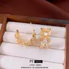 Pendientes de flor plisada en forma de C con circonita y aguja de plata, pendientes versátiles exquisitos de moda nicho, pendientes de lujo ligero de alta gama para mujer
