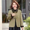 Colección de otoño de mamá: elegante y estilosa capa de lana doble cara, un moderno jersey de lana para mujeres de mediana edad y mayores, un cárdigan de primavera y otoño