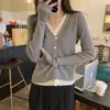 Entrega en una sola pieza Cárdigan de punto de cuello en V de dos piezas falsas de color contrastante Suéter para mujer Primavera, Otoño e Invierno Estilo perezoso de Corea del Sur Top básico