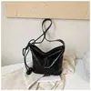 Bolsa tote vintage de grande capacidade para mulheres, nova bolsa transversal versátil de alça larga para outono e inverno de 2026, bolsa de ombro e axila para o dia a dia