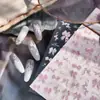 Adesivos de Unha Laço de Fita Estilo Livro Vermelho Pequeno, Cor Rosa Doce e Feminina, Efeito Iluminador, Decorações de Unha Usáveis com Verso Adesivo