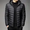 Marca Otoño e Invierno Chaqueta Ligera de Plumas para Hombre, Estilo Corto con Cuello Alto y Capucha, Adecuada para Personas de Mediana Edad y Jóvenes, Delgada y Ligera, Rebaja de Liquidación