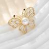 Broche elegante de mariposa de moda con diseño de nicho de marca, grueso, chapado en oro, hecho a mano, de cobre y circonita, con perla.