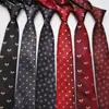 Corbata británica nueva de cuero para hombre con forma de corazón de flor de poliéster corbata de mano corbata de negocios en stock al por mayor