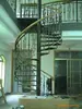 Barandilla de escalera metálica giratoria estilo europeo, hierro integral giratorio para escalera de hotel, artesanía de hierro, barandilla forjada para villa