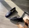 Estes mocassins de couro são incrivelmente confortáveis. Eles apresentam uma fivela estilo francês, uma biqueira quadrada retrô e uma sola plana, tornando-os fáceis de calçar e tirar.. Eles são perfeitos para o uso diário