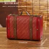 Maleta de madera vintage estilo europeo con acabado de cuero envejecido, utilizada como caja de almacenamiento, un accesorio para juegos de escape room, o una caja de exhibición para escaparates