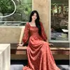 Vestido vintage de gasa roja con escote cuadrado pequeño, cintura fruncida, mangas largas tipo farol, cintura alta, falda amplia, efecto adelgazante, adecuado para vacaciones