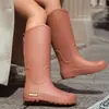Nuevos zapatos impermeables para mujer, botas de lluvia de tubo alto antideslizantes para estudiantes, moda coreana, botas de agua de tubo largo, calzado de goma de uso exterior, botas de lluvia combinables