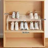 El estante escalonado del zapatero es extensible y ahorra espacio, con un soporte para zapatos de doble capa y una partición de almacenamiento para la organización de zapatos.