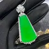 Colgante de Calcedonia Natural Incrustado con Plata Chapada en Jade, Similar a un Collar de Ágata Verde Imperial