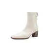 Estas botas são silenciosas, incrivelmente emagrecedoras e fazem você parecer mais alta. Eles são perfeitos para o trajeto diário e têm um design fino.. São da coleção outono/inverno de 2026, apresentando salto grosso, salto médio, bico quadrado e material elástico. São botas curtas para mulheres