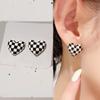 Pendientes de plata 925 con diseño de aguja y tablero de ajedrez, 2022. Diseño moderno y elegante. Pendientes sencillos de cuadros blancos y negros.