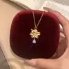 Colar Flor Dourada Diamante Cintilante Flor de Lírio Escovada Modelo Novo 2026 Luxo Leve Design de Nicho Exquisito Corrente para Clavícula Personalização