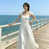 Vestido largo adelgazante con cintura ceñida, nueva colección de verano 2026, blanco, con detalles plisados, mangas abullonadas y diseño de espalda descubierta para mujer
