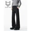 Estilo casual y minimalista, pantalones negros para hombre de corte limpio ligeramente acampanados, pantalones casuales holgados de otoño e invierno