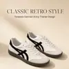 Zapatillas de entrenamiento retro alemanas en blanco y negro para mujer, zapatillas de suela plana con bloques de color, zapatos blancos casuales y versátiles, directo del fabricante
