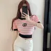 Top de Malha Listrado Color-Block Vazado de Manga Curta para Mulheres, Novo Estilo Verão 2025, Doce e Moderno, Afinando, Cintura Alta, Estilo Nicho