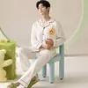 Algodón Puro Conjunto de Pijama de Dibujos Animados para Hombre, Cardigan de Manga Larga, Conjunto de Ropa de Casa Rayado, Adecuado para Usar al Aire Libre, Nuevo Modelo de Otoño 2026