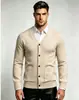 Cárdigan de punto para hombre, color liso, cuello en V, corte ajustado, europeo y americano, para otoño e invierno, una prenda exterior de punto moderna y casual para hombres jóvenes