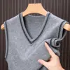 Colete de gola V, nova malha masculina outono e inverno, colete de tricô, camisa base sem mangas para pais, roupas masculinas da moda