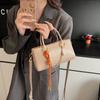 Bolso pequeño con textura popular de este año para mujer primavera y verano 2025 nuevo bolso de mensajero de un solo hombro bolso cuadrado pequeño portátil informal coreano