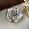 Broche Estéreo de Camélia Dourado e Prateado Estilo Retrô Francês, Broche de Terno de Alto Padrão Exquisito e Moderno Estilo Hepburn