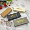 Estuche para gafas de miopía de moda Estuche para gafas de cuero cuadrado antipresión Estuche para gafas con placa de acero con logotipo fijo