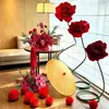 Conjunto de decoração para quarto de casamento, flores artificiais para sala de estar de casa nova, atmosfera de casamento com placa "felicidade dupla", fundo de roupão
