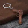 Llavero modelo pistola, colgante de arma de fuego de aleación vintage, accesorio para bolso de hombre, mercancía de juego, regalo pequeño al por mayor