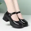 Sapatos de trabalho confortáveis estilo retrô com sola macia, bico redondo, sola grossa, simples e versáteis, salto grosso e tira com fivela única para mulheres