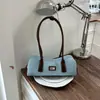 Bolsa baguette de nicho de alta qualidade para mulheres, nova moda de verão 2026, bolsa de ombro versátil e requintada, bolsa transversal para o dia a dia