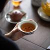 Taza de té de porcelana azul y blanca antigua, Taza maestra de cerámica roja bajo vidriado grande, Taza prensada a mano, Taza de té individual, Taza de té