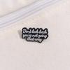 Broche distintivo personalizado com frase curta inspiradora criativa em inglês atacado Europa e Estados Unidos engraçado metal divertido acessórios de letras