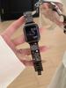 Banda de Metal Curva para Reloj con Graffiti de Pedrería para Gatitos Adecuada para Apple Watch iWatch 12ª Generación 11/10Se