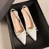 Sandalias de punta cerrada estilo lazo francés para mujer con pies anchos, tacones de aguja puntiagudos exquisitos de verano 2026 con talón descubierto, perfectas para combinar con vestidos