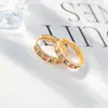 Brincos de tarraxa em formato de trevo vazado estilo luxo leve da moda com círculo de diamante colorido design de nicho brincos femininos de alta qualidade