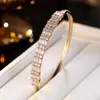 Brazalete Abierto de Lujo Ligero con Diamantes Completos para Mujer Pulsera Versátil de Circonita de Moda Estilo Europeo de Alta Gama Joyería de Oriente Medio para el Trabajo