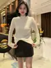 Camiseta de punto de manga larga para mujer, estilo francés, cuello medio suave, corte ajustado, elegante, con costuras visibles, top de capa base