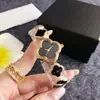 Relógio de Pulso Feminino Quartzo Prata Trevo de Quatro Folhas Full Diamond Mostrador Preto Pulseira Estilo Banda de Aço Personalidade Relógio de Celebridade da Internet Tendência de Celebridade da Internet
