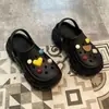 Zuecos de diseño floral con suela gruesa para mujer, sandalias de punta cerrada, nuevas de moda de verano antideslizantes 2026 estilo playa con aumento de altura