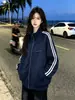 Jaqueta feminina estilosa de design personalizado de nicho, com blocos de cor e três listras, manga longa e zíper, novo top casual de outono e inverno