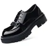 Zapatos de trabajo de cuero con cadena metálica transfronterizos, zapatos de trabajo de suela gruesa para hombre, zapatos casuales de moda estilo británico orientados a la exportación con suelas de llanta, zapatos de punta ancha para hombre